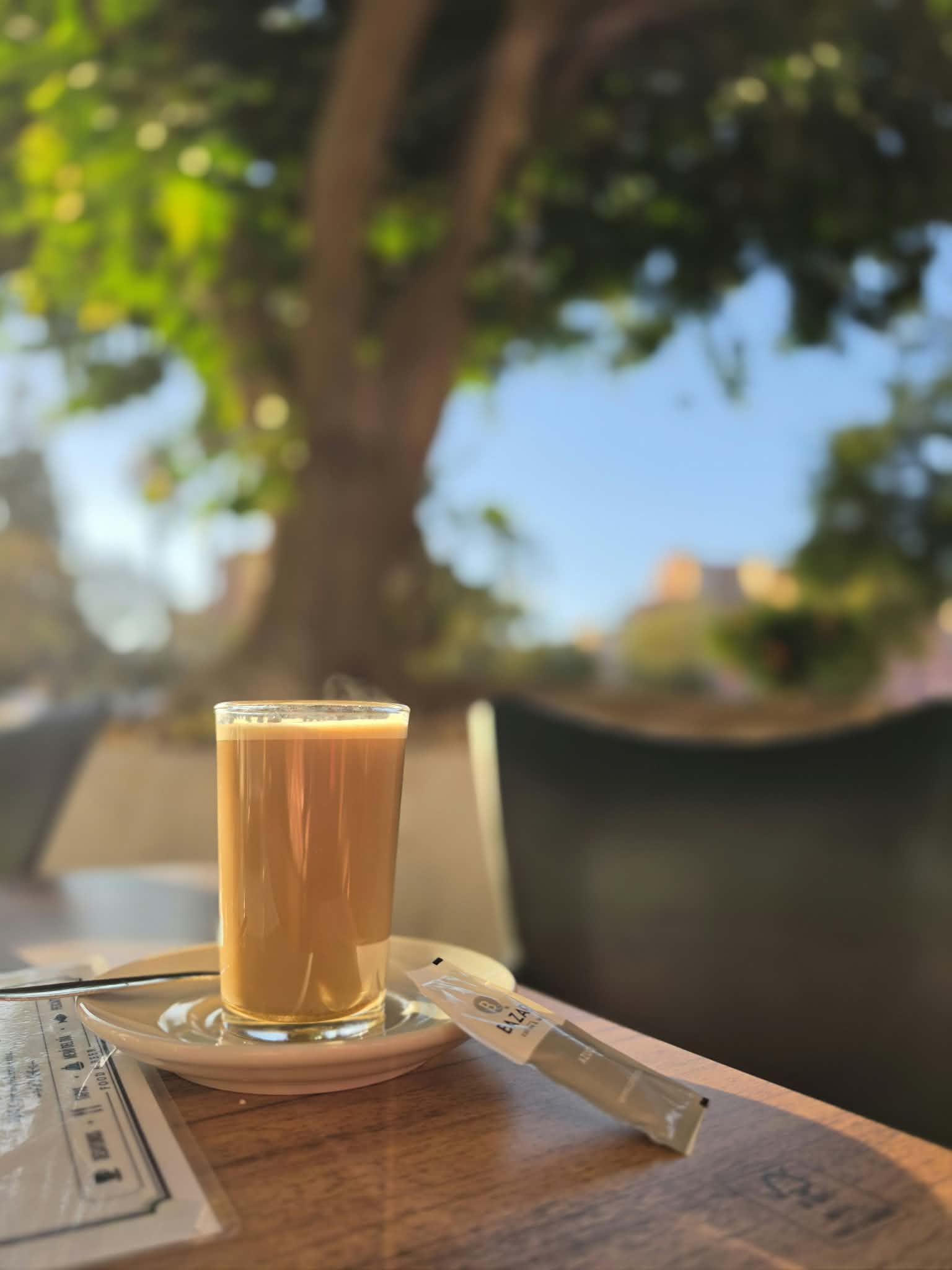 Nyugodt reggeli pillanat kávéval
