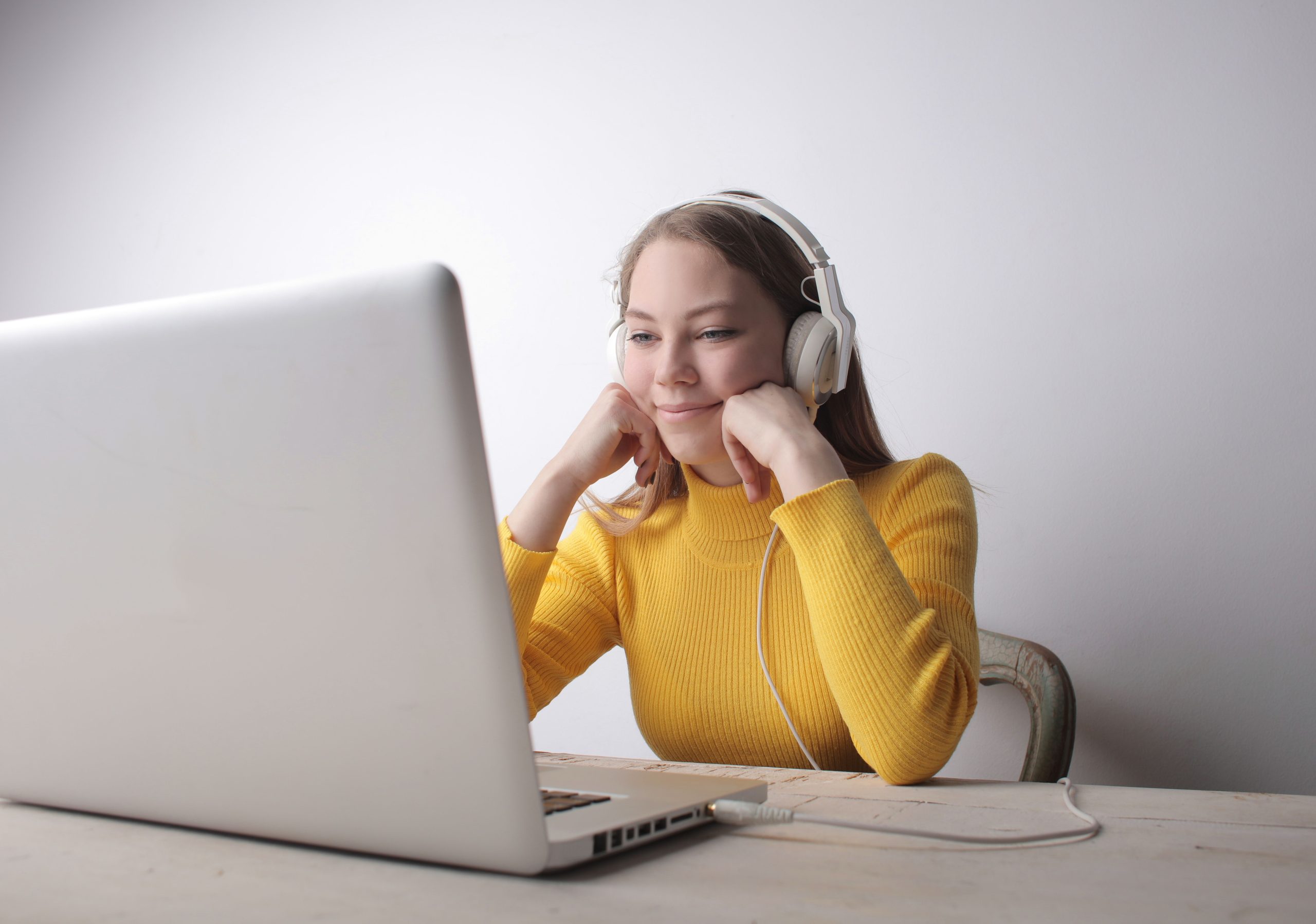 Online tanulás fejhallgatóval, laptop előtt